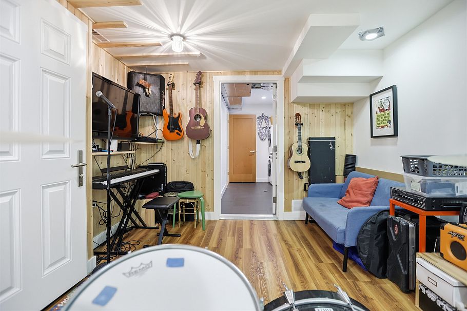 375 E 28th Avenue Vancouver, BC - 28