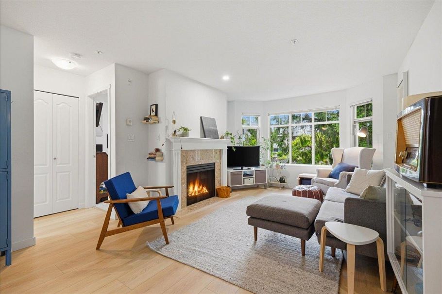 411 2059 Chesterfield Avenue North Vancouver, BC - 2