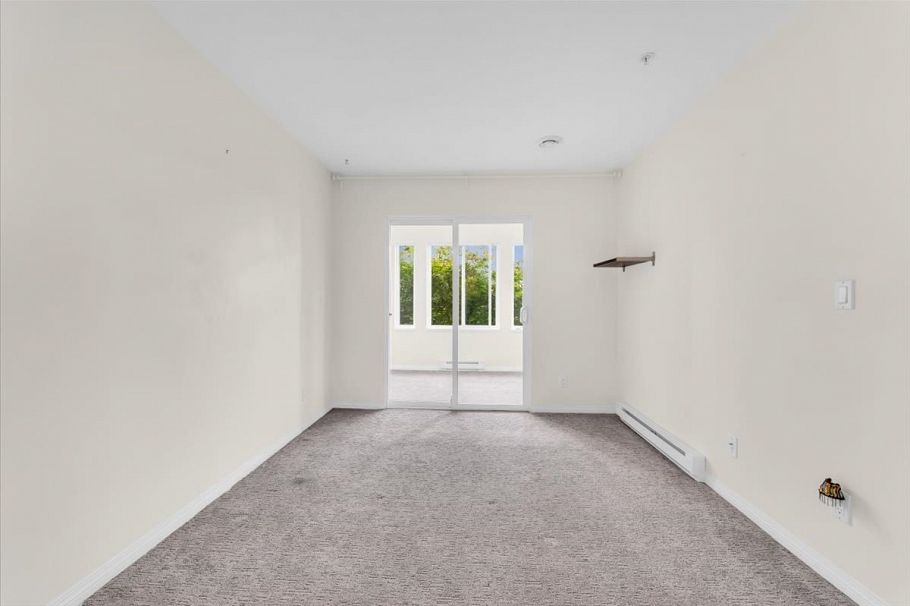 208 333 E 1st Street North Vancouver, BC - 18