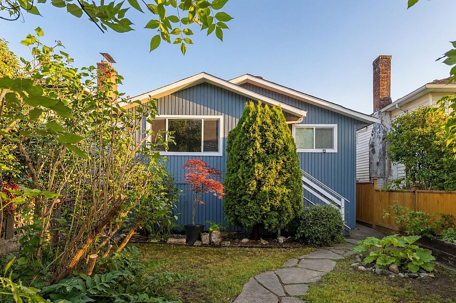 3172 E 2nd Avenue Vancouver, BC - 2