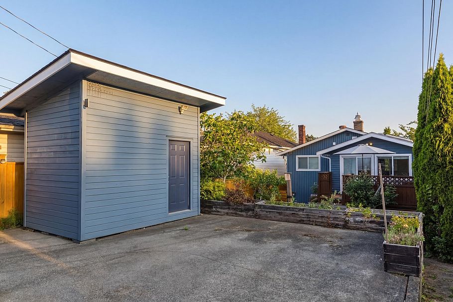 3172 E 2nd Avenue Vancouver, BC - 35