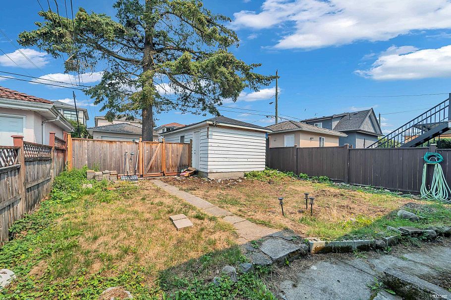 425 E 57th Avenue Vancouver, BC - 2
