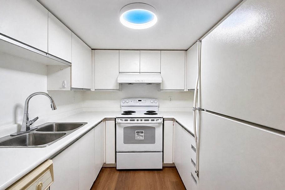 1 2528 E Broadway Vancouver, BC - 9