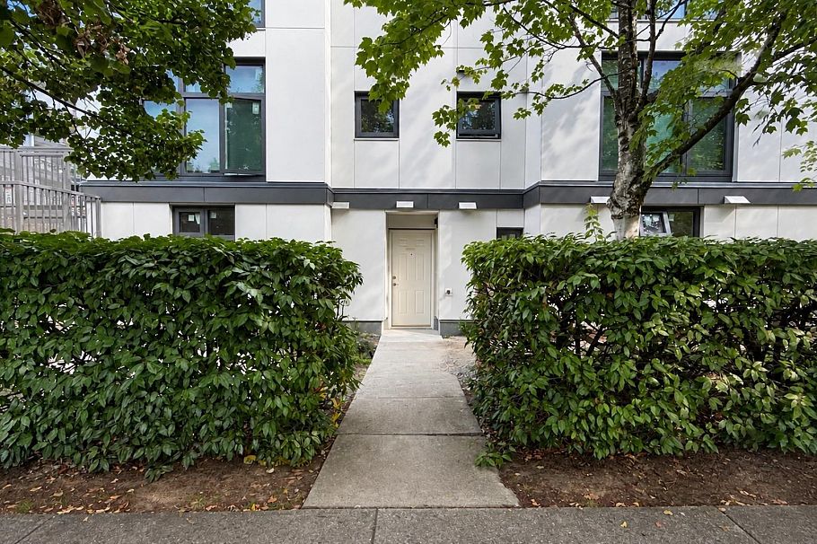 1 2528 E Broadway Vancouver, BC - 1