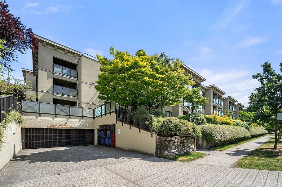 302 140 E 4th Street North Vancouver, BC - 32