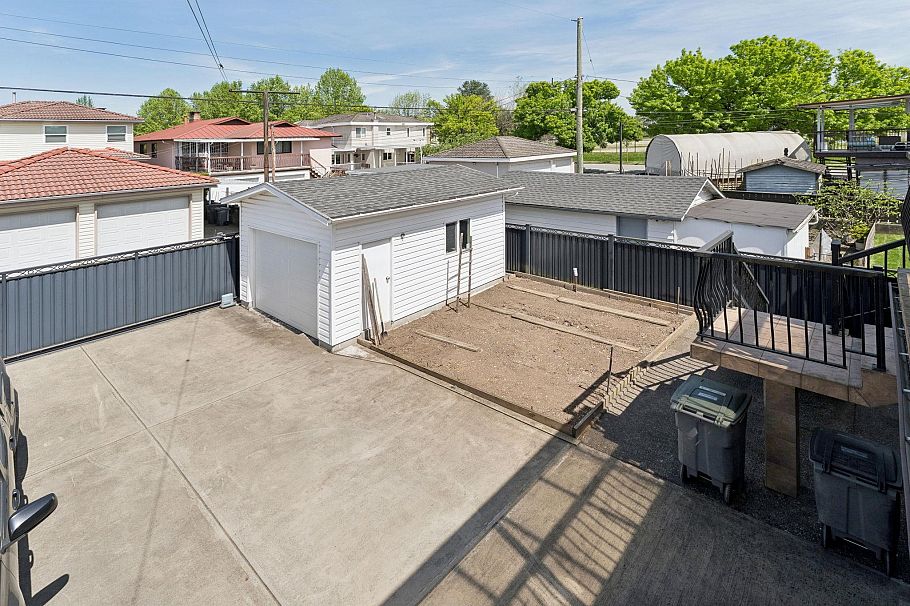 2581 E 3rd Avenue Vancouver, BC - 27