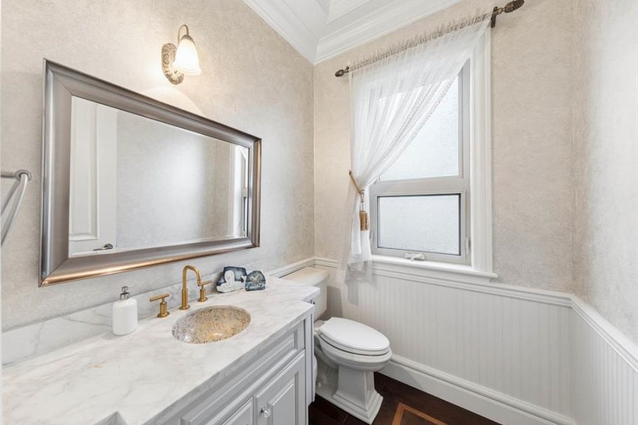 3587 W 38th Avenue Vancouver, BC - 24
