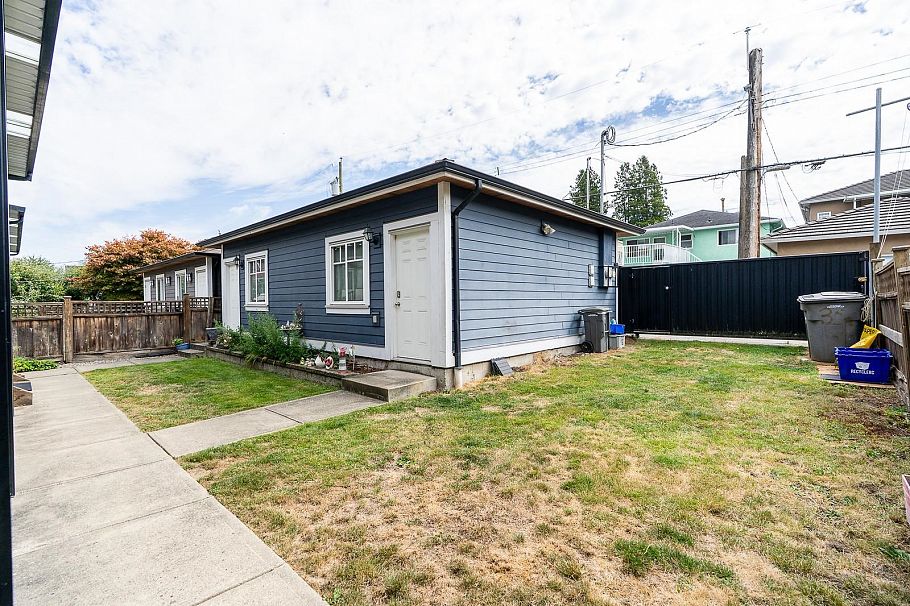3032 E 16th Avenue Vancouver, BC - 8