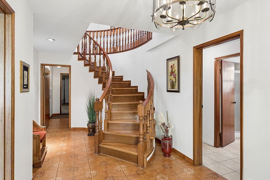 2581 E 3rd Avenue Vancouver, BC - 2