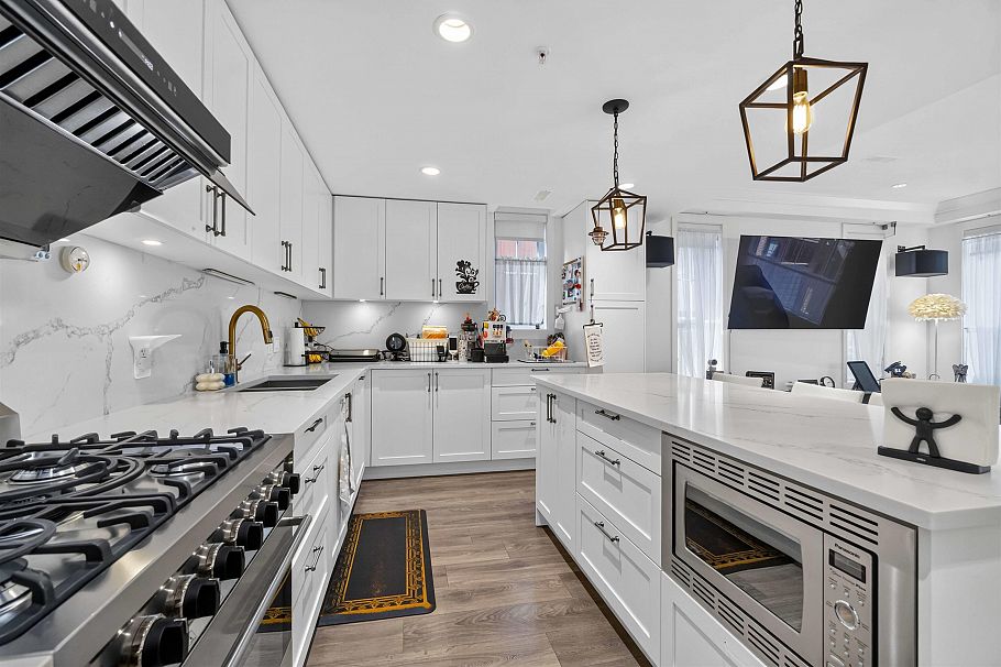 451 W 63rd Avenue Vancouver, BC - 1