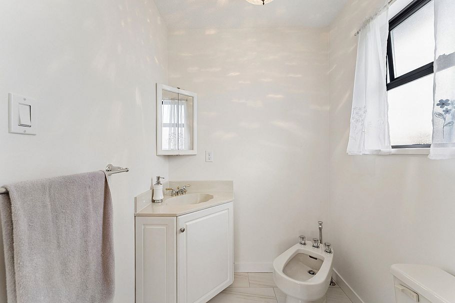 2581 E 3rd Avenue Vancouver, BC - 24
