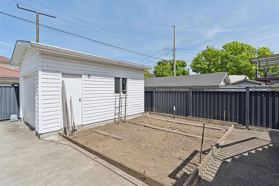 2581 E 3rd Avenue Vancouver, BC - 26