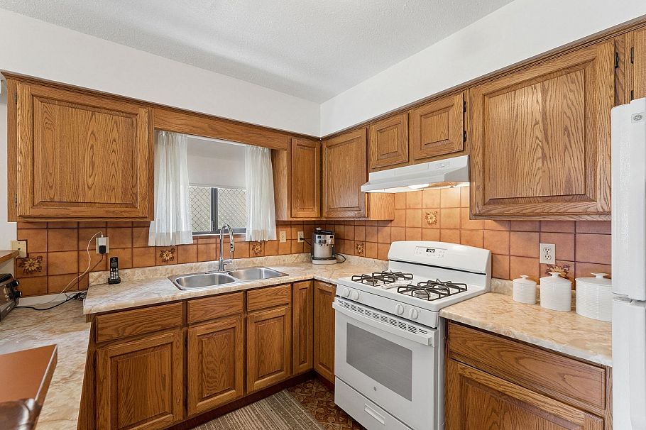 2581 E 3rd Avenue Vancouver, BC - 32