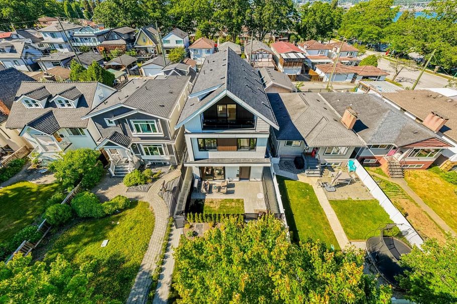 1 2875 Cambridge Street Vancouver, BC - 2
