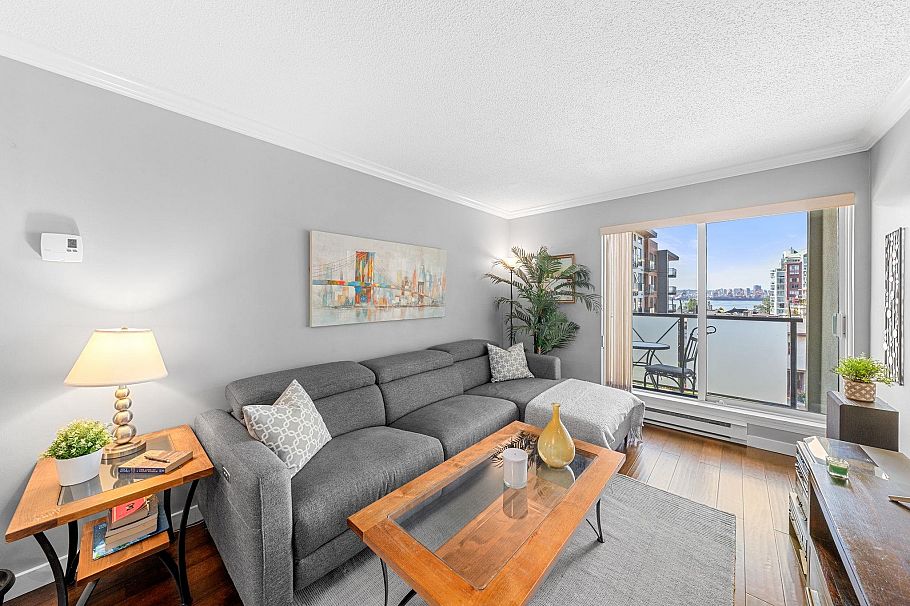302 140 E 4th Street North Vancouver, BC - 2
