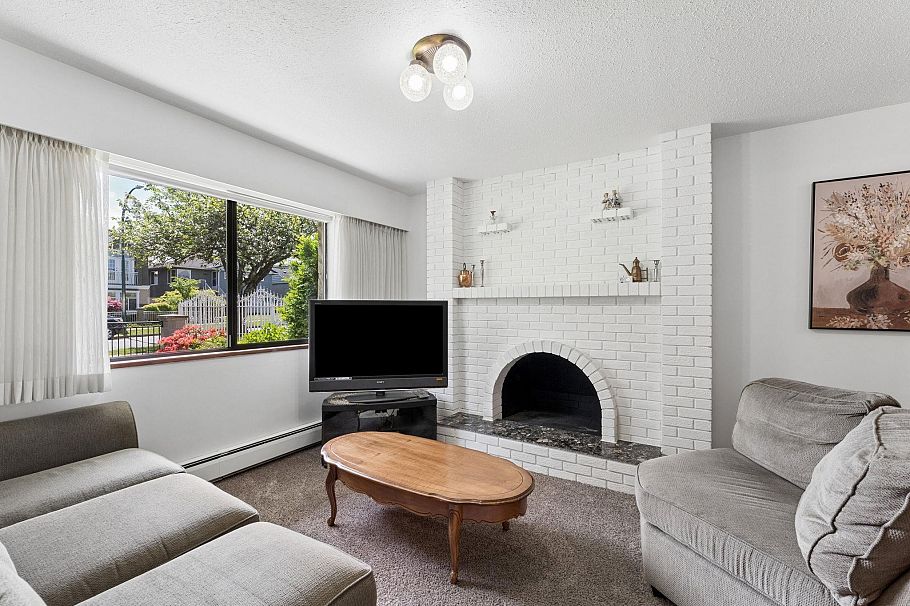 2581 E 3rd Avenue Vancouver, BC - 29