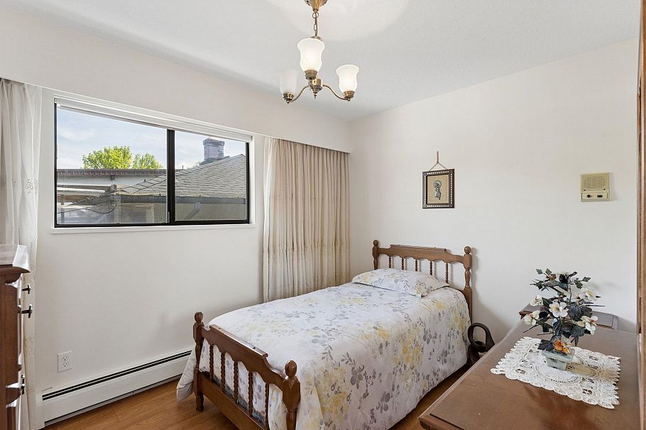 2581 E 3rd Avenue Vancouver, BC - 23