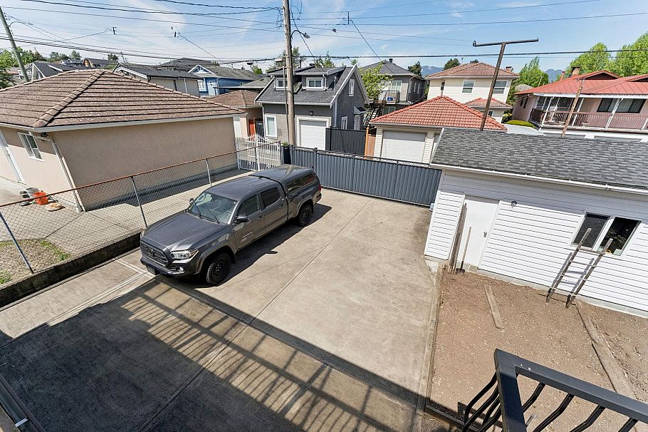 2581 E 3rd Avenue Vancouver, BC - 28