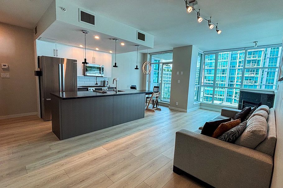 702 168 E Esplanade North Vancouver, BC - 1