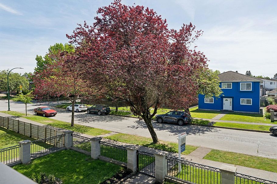 2581 E 3rd Avenue Vancouver, BC - 18