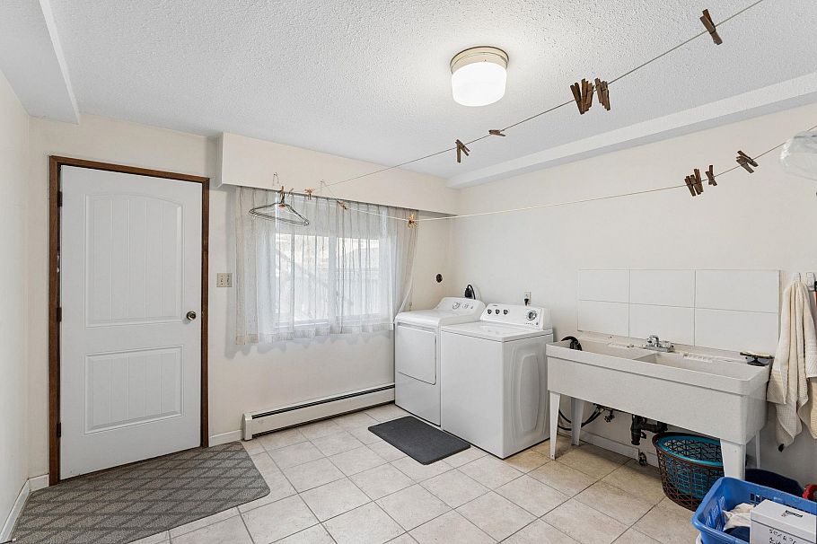 2581 E 3rd Avenue Vancouver, BC - 35