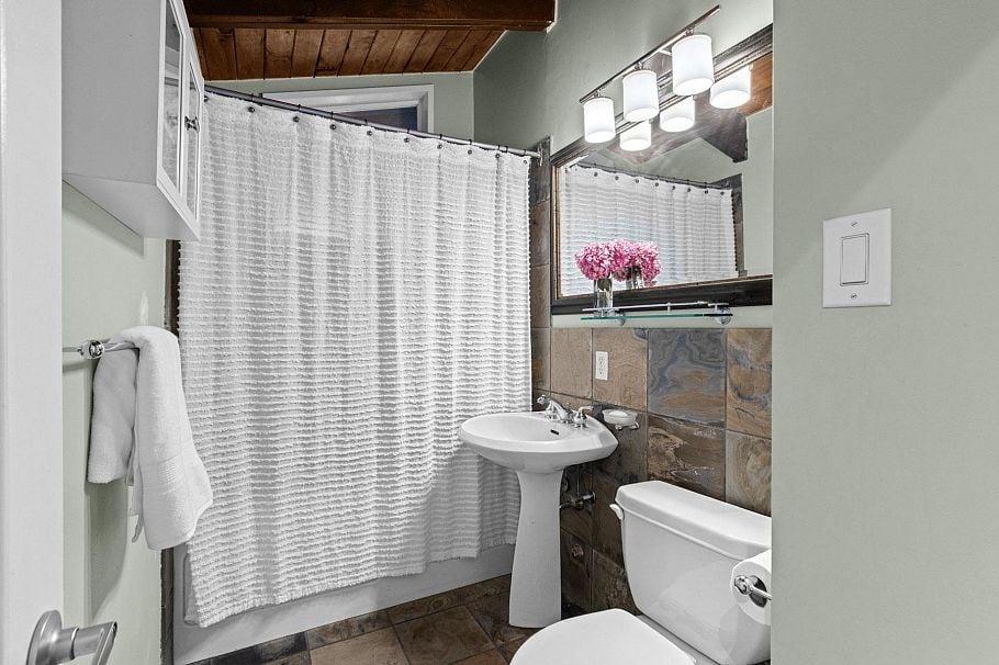 1208 Rosewood Crescent North Vancouver, BC - 17