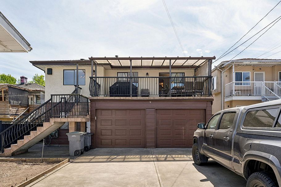 2581 E 3rd Avenue Vancouver, BC - 36