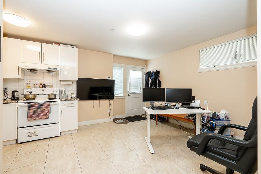 3032 E 16th Avenue Vancouver, BC - 30