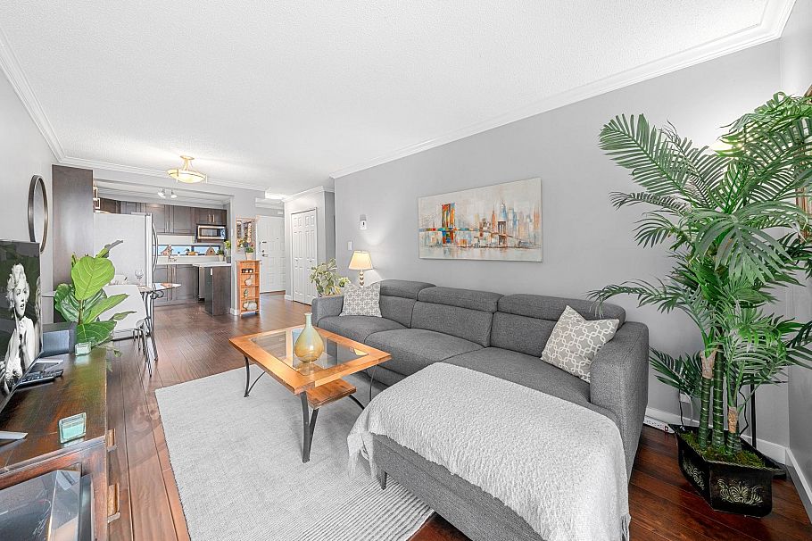 302 140 E 4th Street North Vancouver, BC - 4