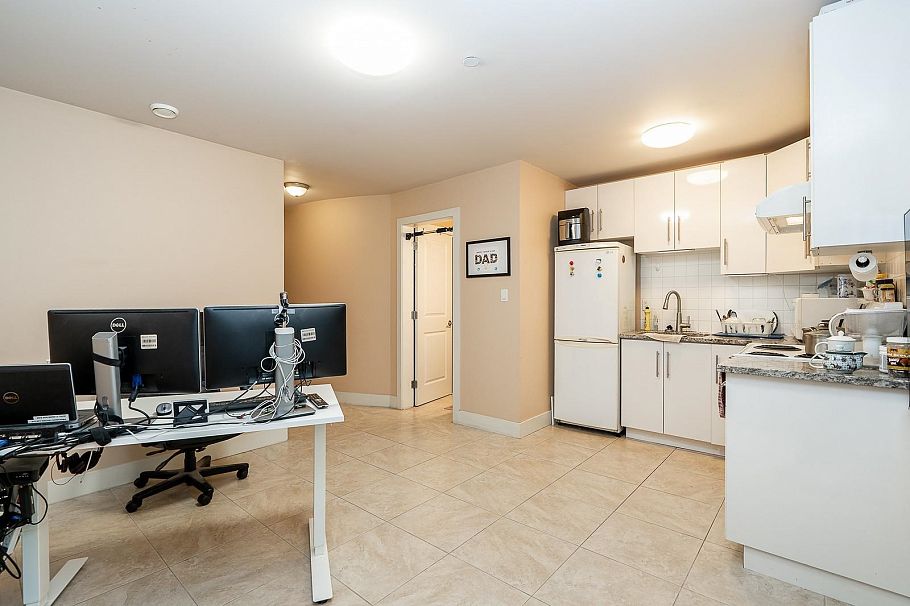 3032 E 16th Avenue Vancouver, BC - 4