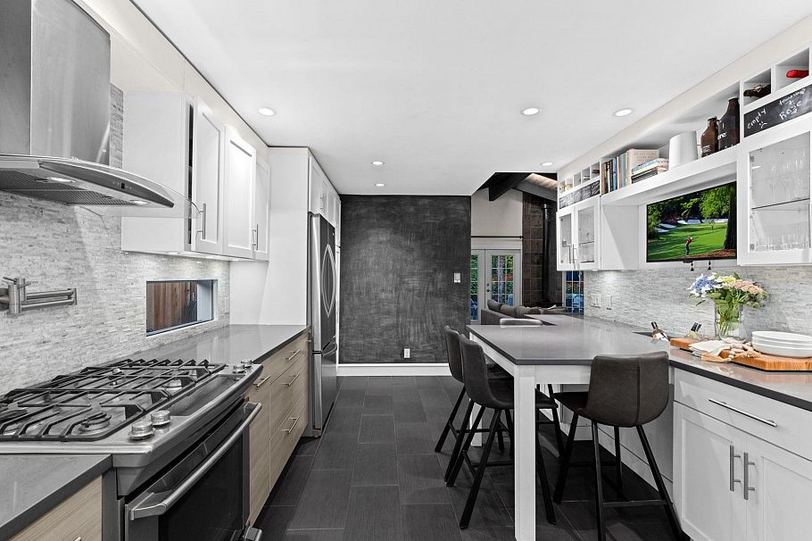1208 Rosewood Crescent North Vancouver, BC - 3