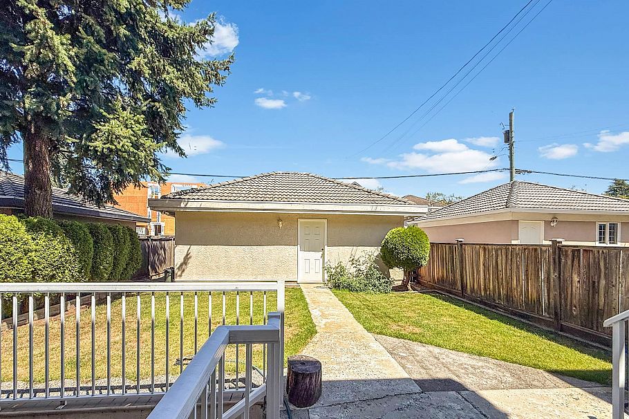 2755 W 20th Avenue Vancouver, BC - 35