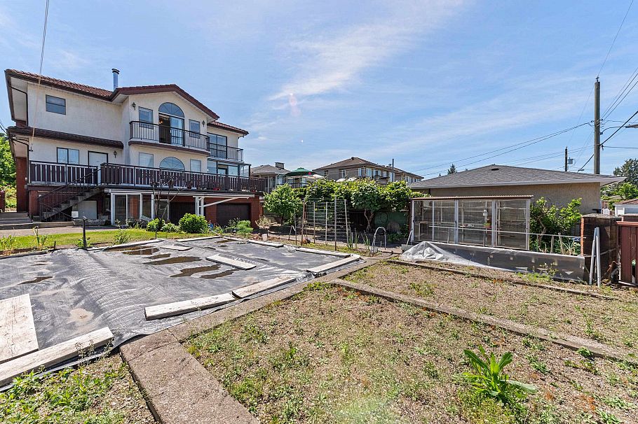 2411 E 39th Avenue Vancouver, BC - 20