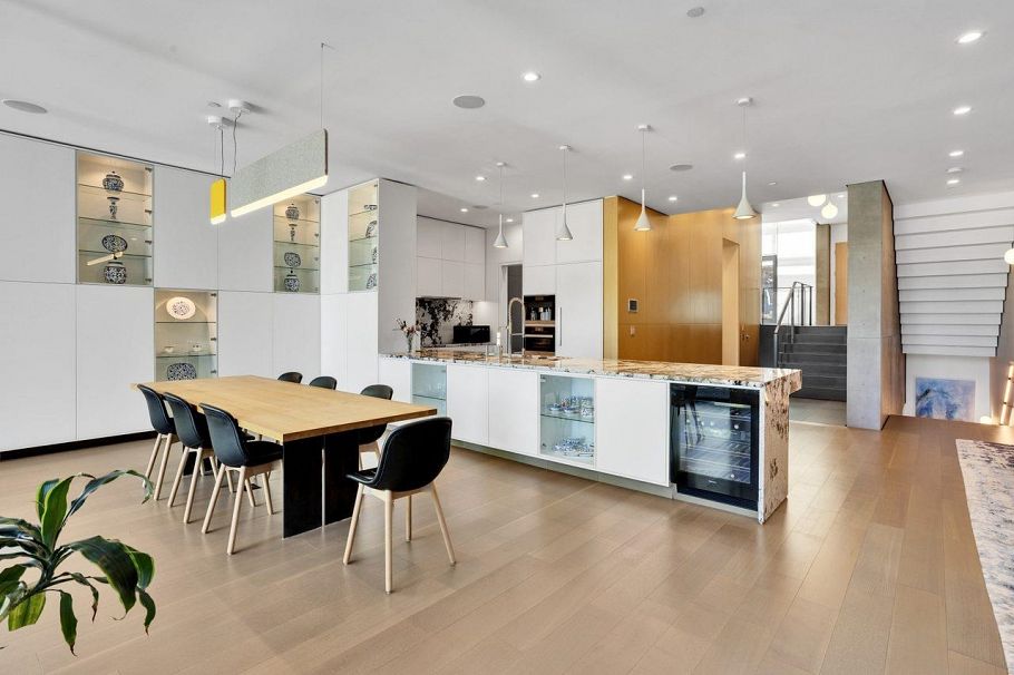 4725 W 4th Avenue Vancouver, BC - 2