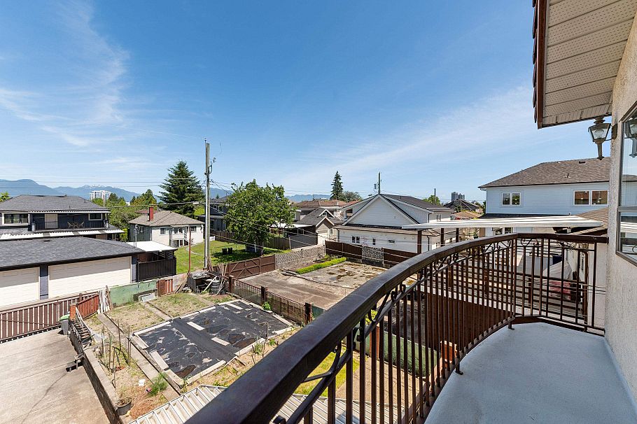 2411 E 39th Avenue Vancouver, BC - 12
