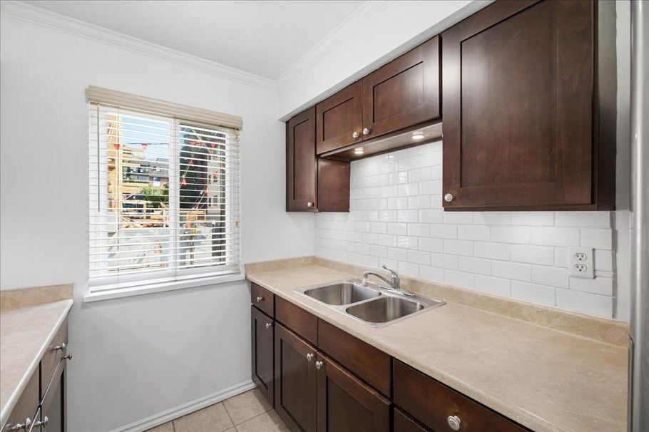 202 212 Forbes Avenue North Vancouver, BC - 4