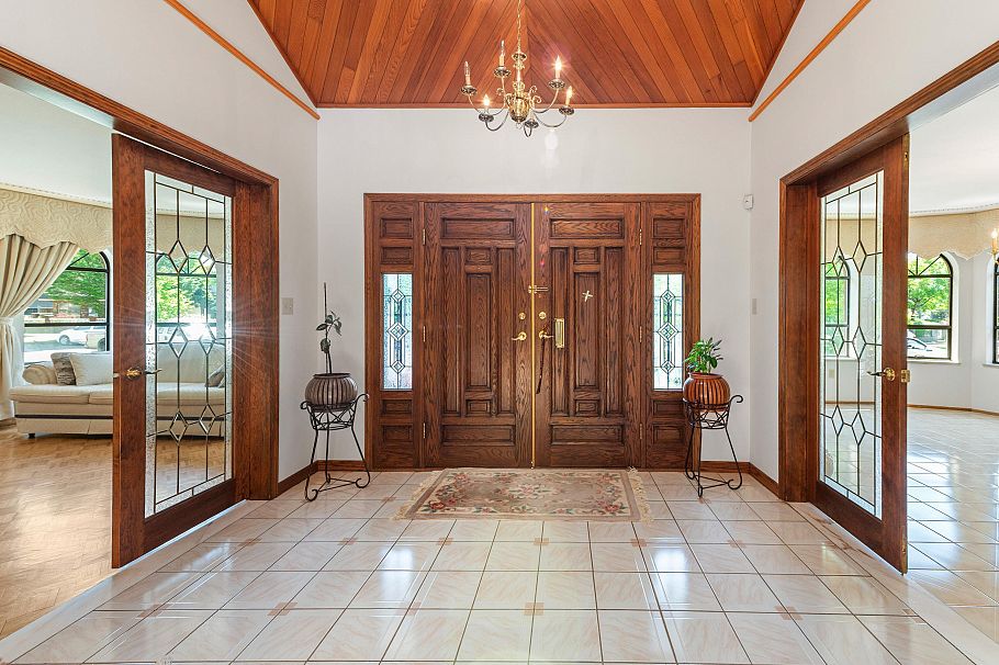 2411 E 39th Avenue Vancouver, BC - 5