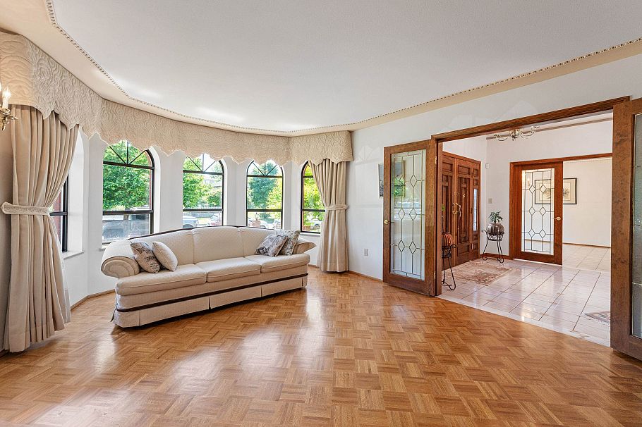 2411 E 39th Avenue Vancouver, BC - 22
