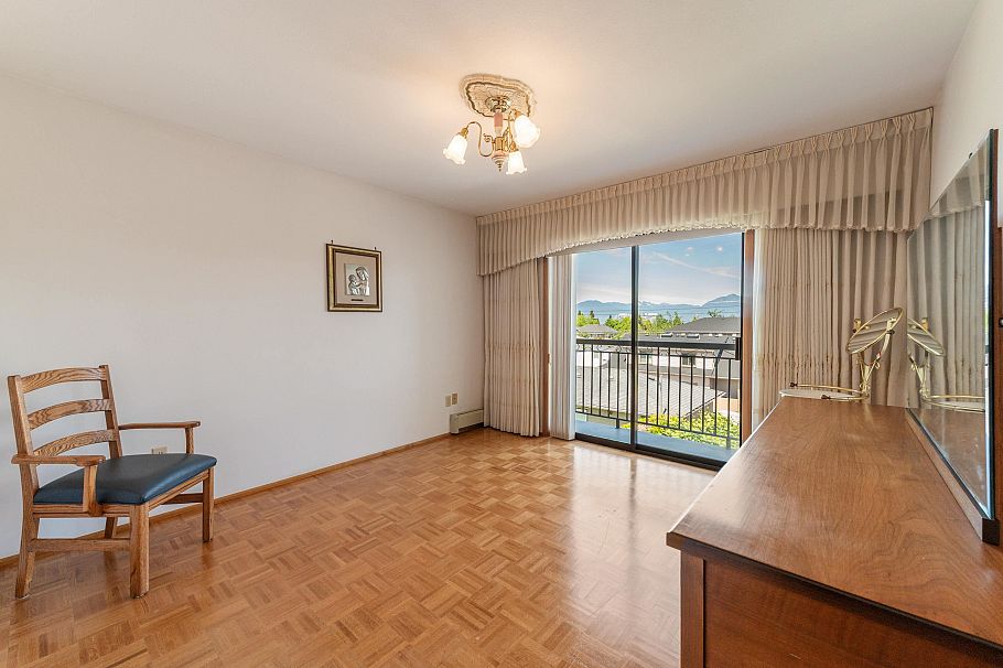 2411 E 39th Avenue Vancouver, BC - 11