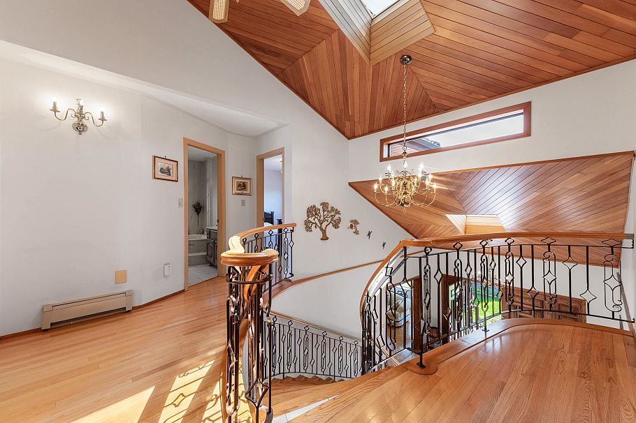 2411 E 39th Avenue Vancouver, BC - 10