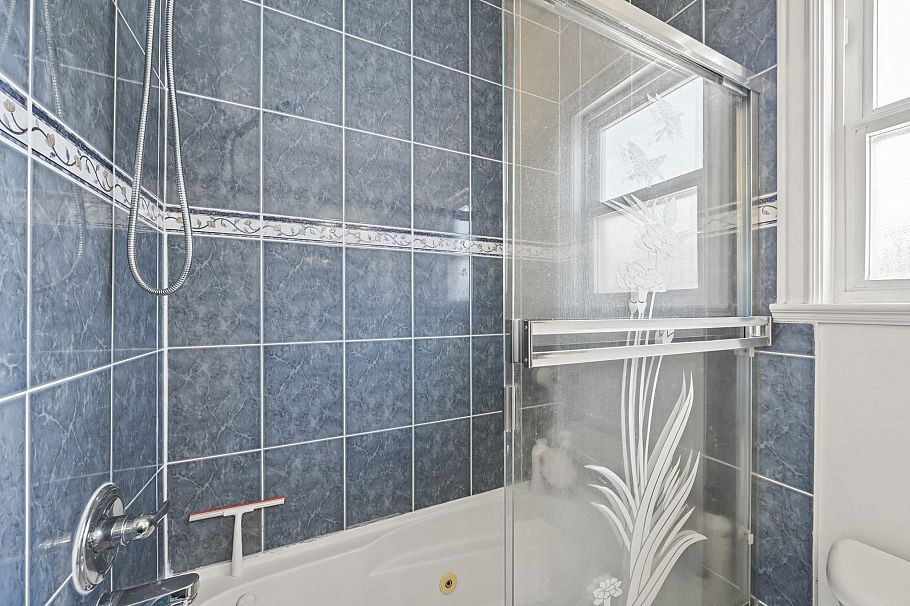 3541 Adanac Street Vancouver, BC - 35