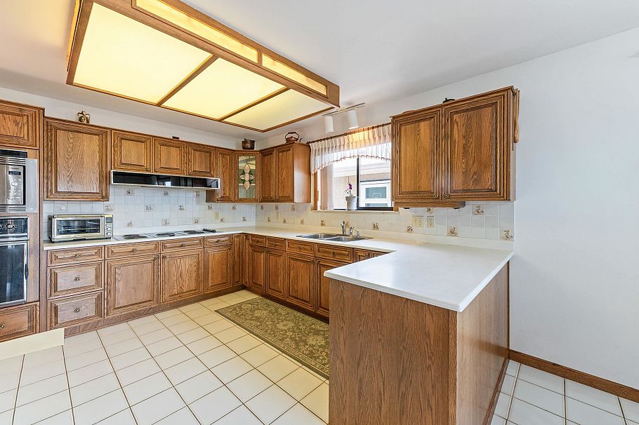 2411 E 39th Avenue Vancouver, BC - 3