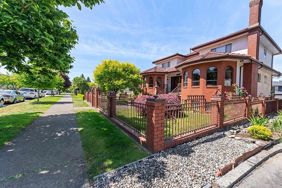 2411 E 39th Avenue Vancouver, BC - 1