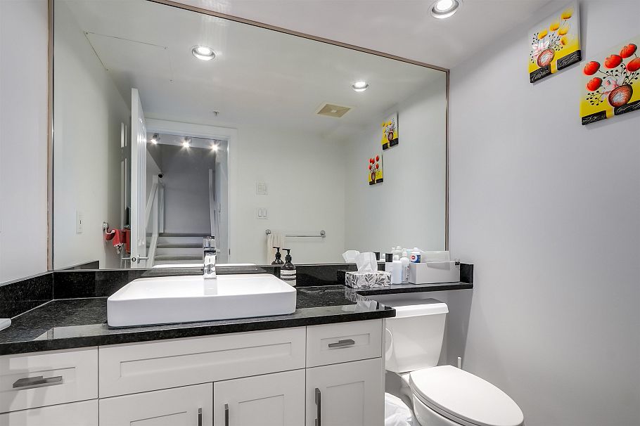 1405 W 7th Avenue Vancouver, BC - 18