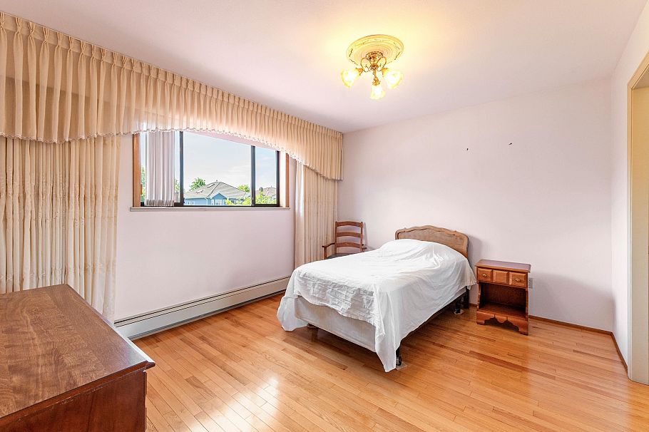 2411 E 39th Avenue Vancouver, BC - 9