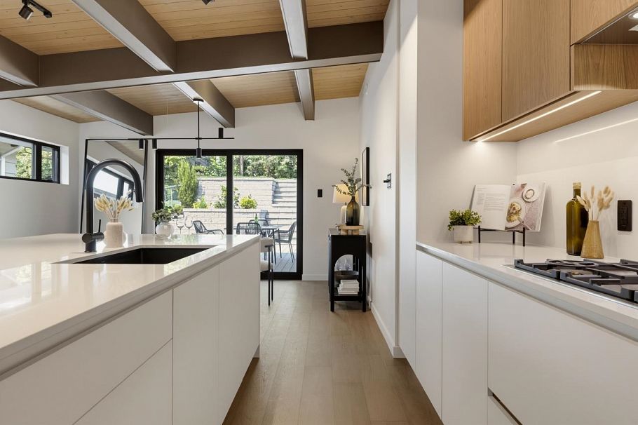 1008 W 17th Street North Vancouver, BC - 9