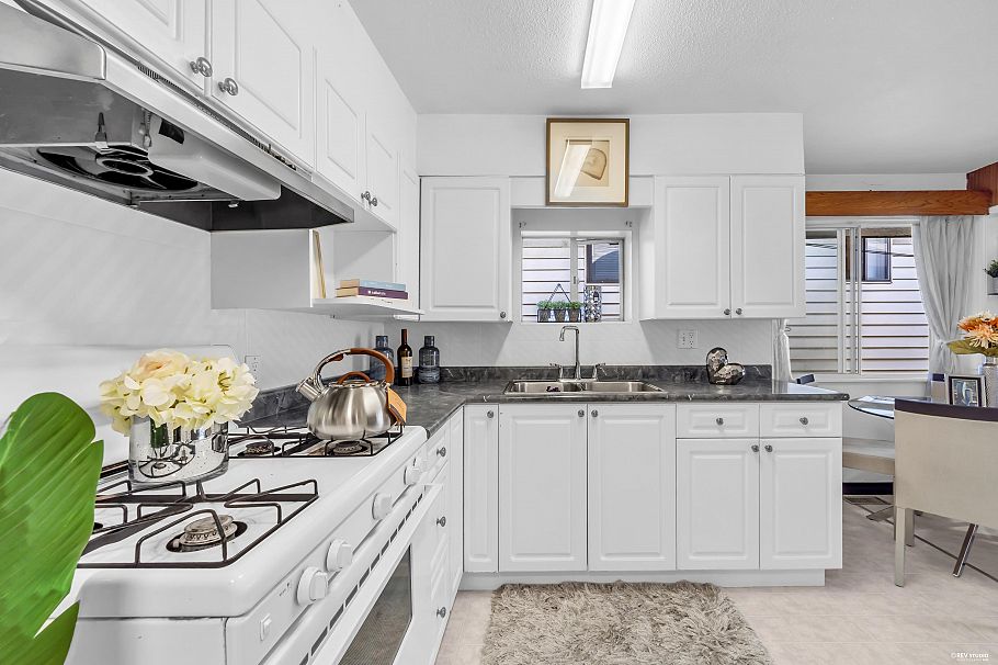 3006 E 27th Avenue Vancouver, BC - 8
