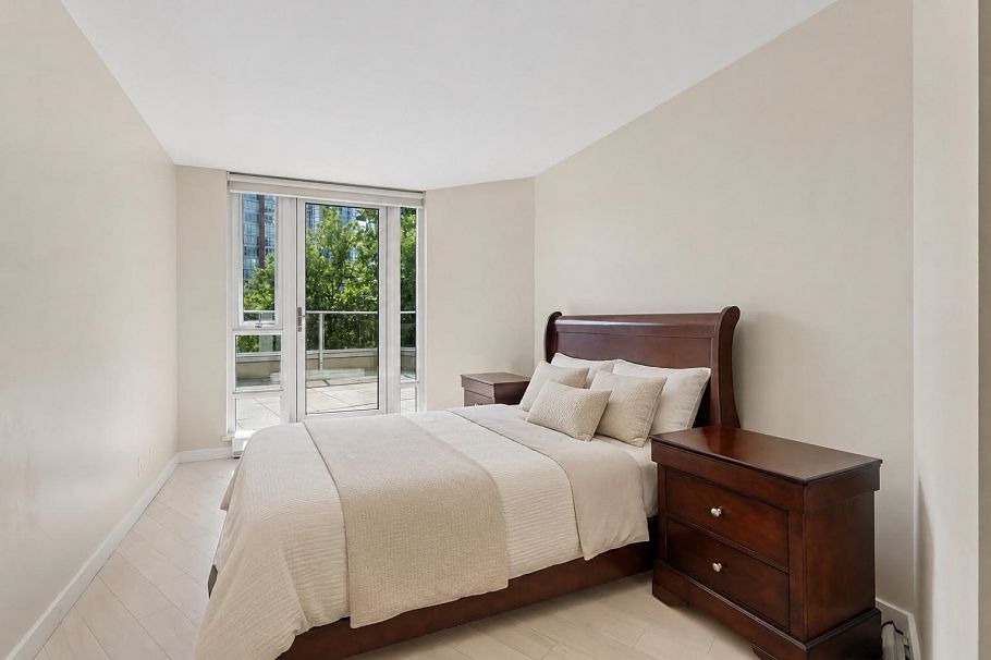 305 8 Smithe Mews Vancouver, BC - 9