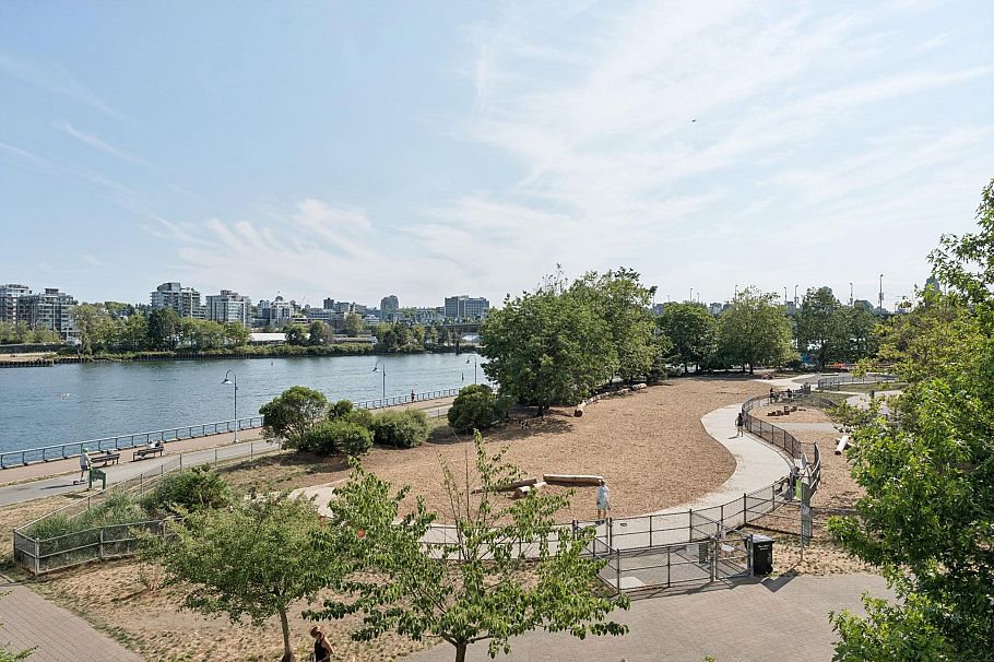 305 8 Smithe Mews Vancouver, BC - 24