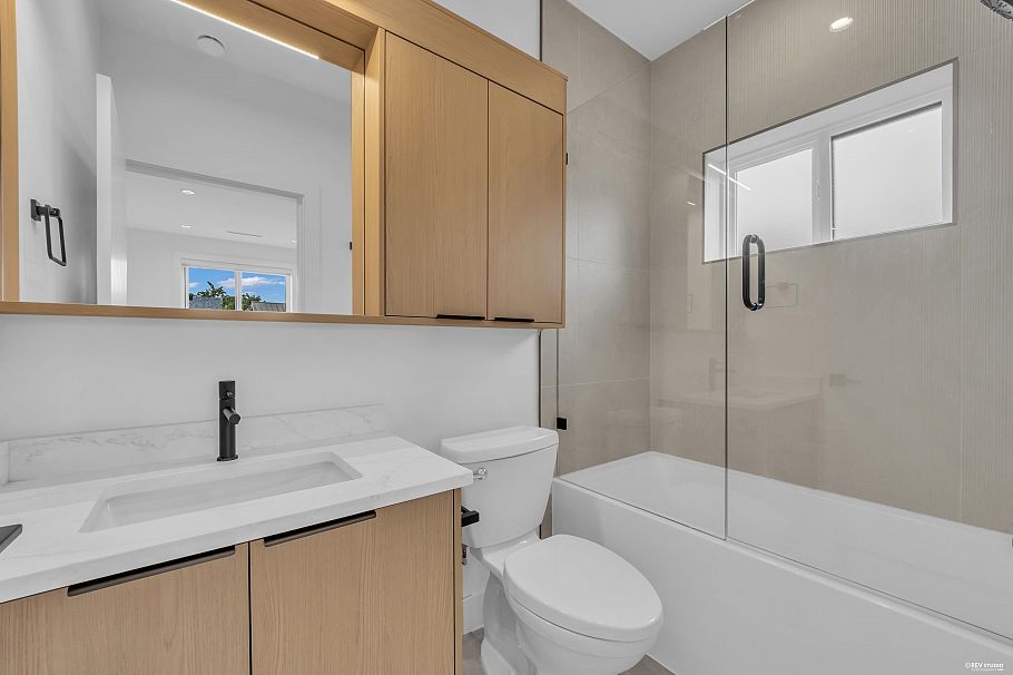 1 3438 Triumph Street Vancouver, BC - 17